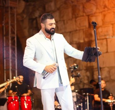 معجبة تتمكن من اقتحام المسرح واحتضان سيف نبيل