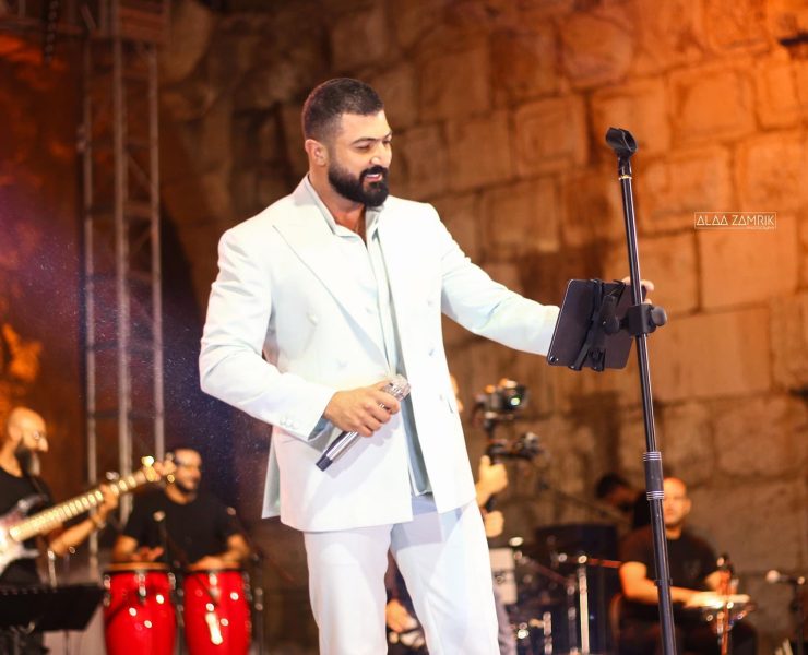 معجبة تتمكن من اقتحام المسرح واحتضان سيف نبيل