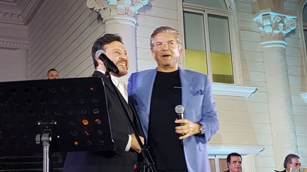 هاني شاكر يتألق بحفل ضخم في بيروت ويشعل الأجواء بدويتو مع وليد توفيق .. وجوجينا رزق تستقبل زوجته
