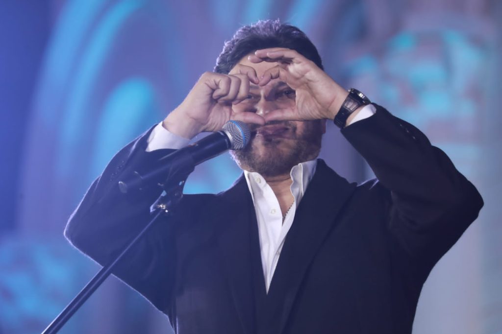 هاني شاكر يتألق بحفل ضخم في بيروت ويشعل الأجواء بدويتو مع وليد توفيق .. وجوجينا رزق تستقبل زوجته