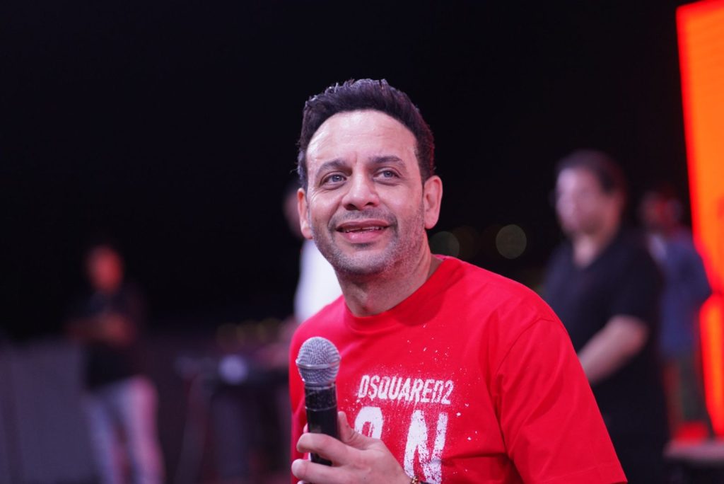 مصطفي قمر يتألق في الساحل الشمالي بحفل ضخم "أبيض في أبيض"