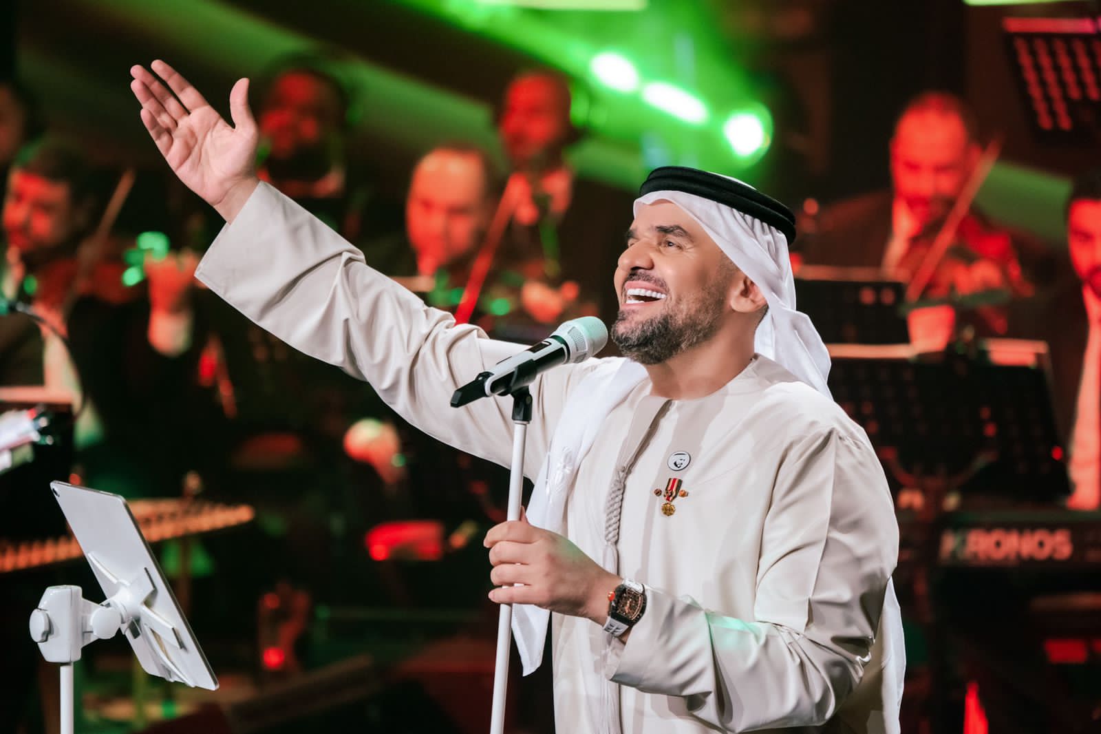 حسين الجسمي يسجل حفلاً تاريخياً أمام عشرات الآلاف داخل المسرح وخارجه بحفل خريف ظفار