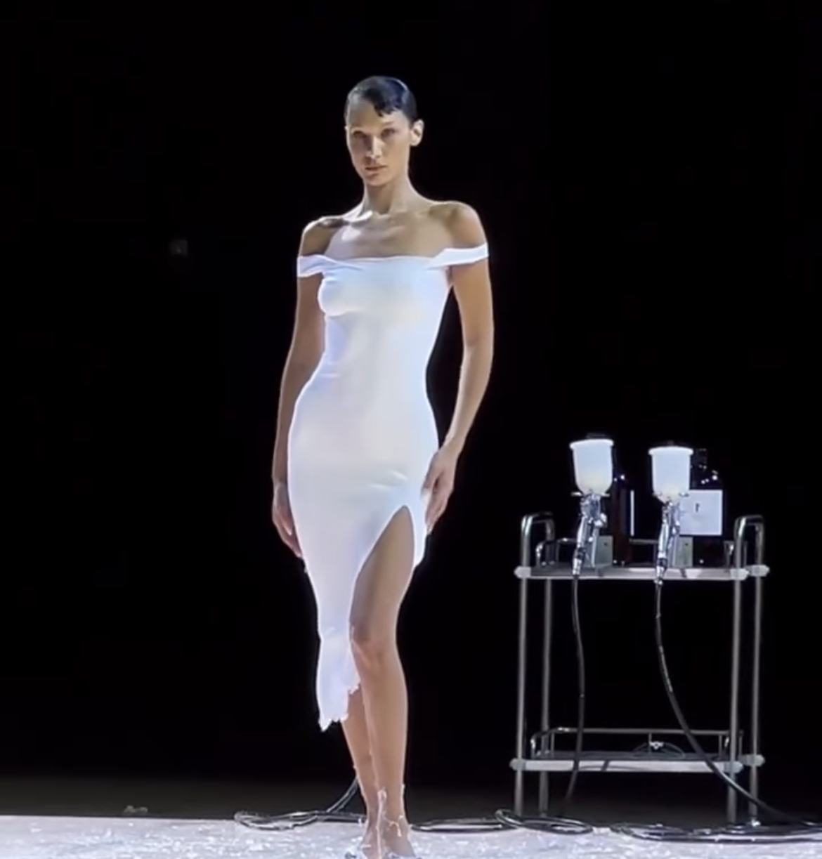 بيلا حديد بقمة الإبداع في عرض أزياء "Coperni”