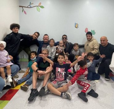 محمد رمضان يتفاعل مع الأطفال المصابين بالسرطان ويعدهم بحفل قريب