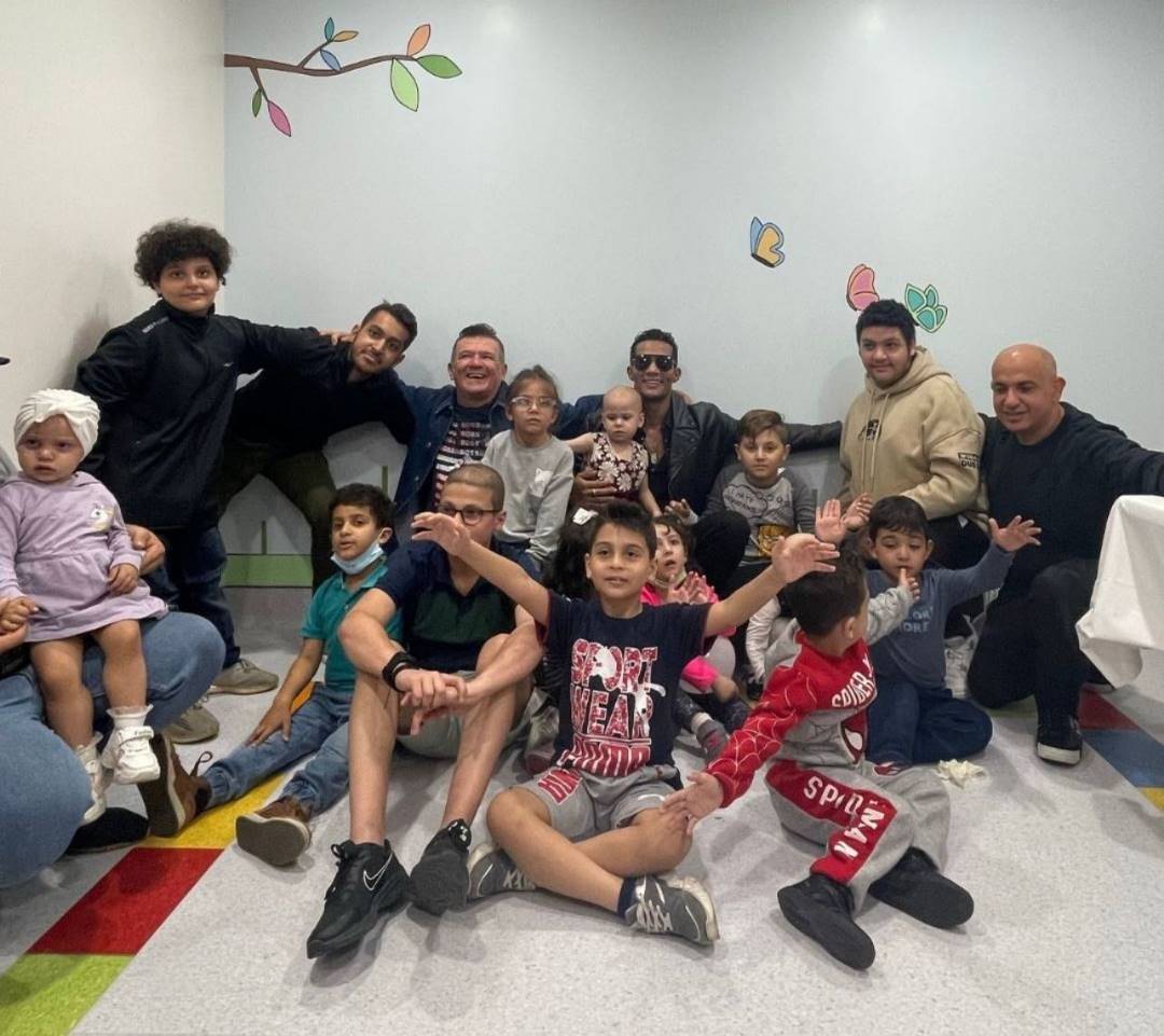 محمد رمضان يتفاعل مع الأطفال المصابين بالسرطان ويعدهم بحفل قريب