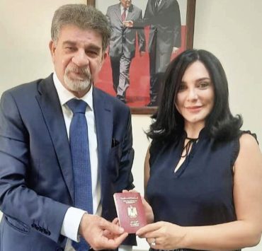 سلاف فواخرجي تحصل على الجنسية الفلسطينية