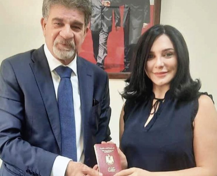 سلاف فواخرجي تحصل على الجنسية الفلسطينية