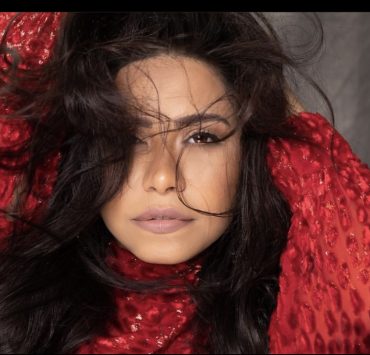 شيرين عبد الوهاب تغادر مصر للخضوع لعمل جراحي