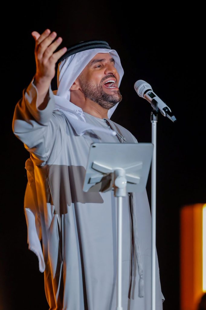 حسين الجسمي يحتفي بالعلاقات الإماراتية المصرية تحت سفح الأهرامات