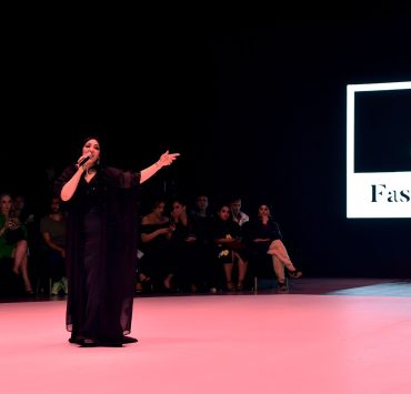 نادية المنصوري تعود وتغني "الجاز" في معرض "فاشن شو فاكتور 2022"