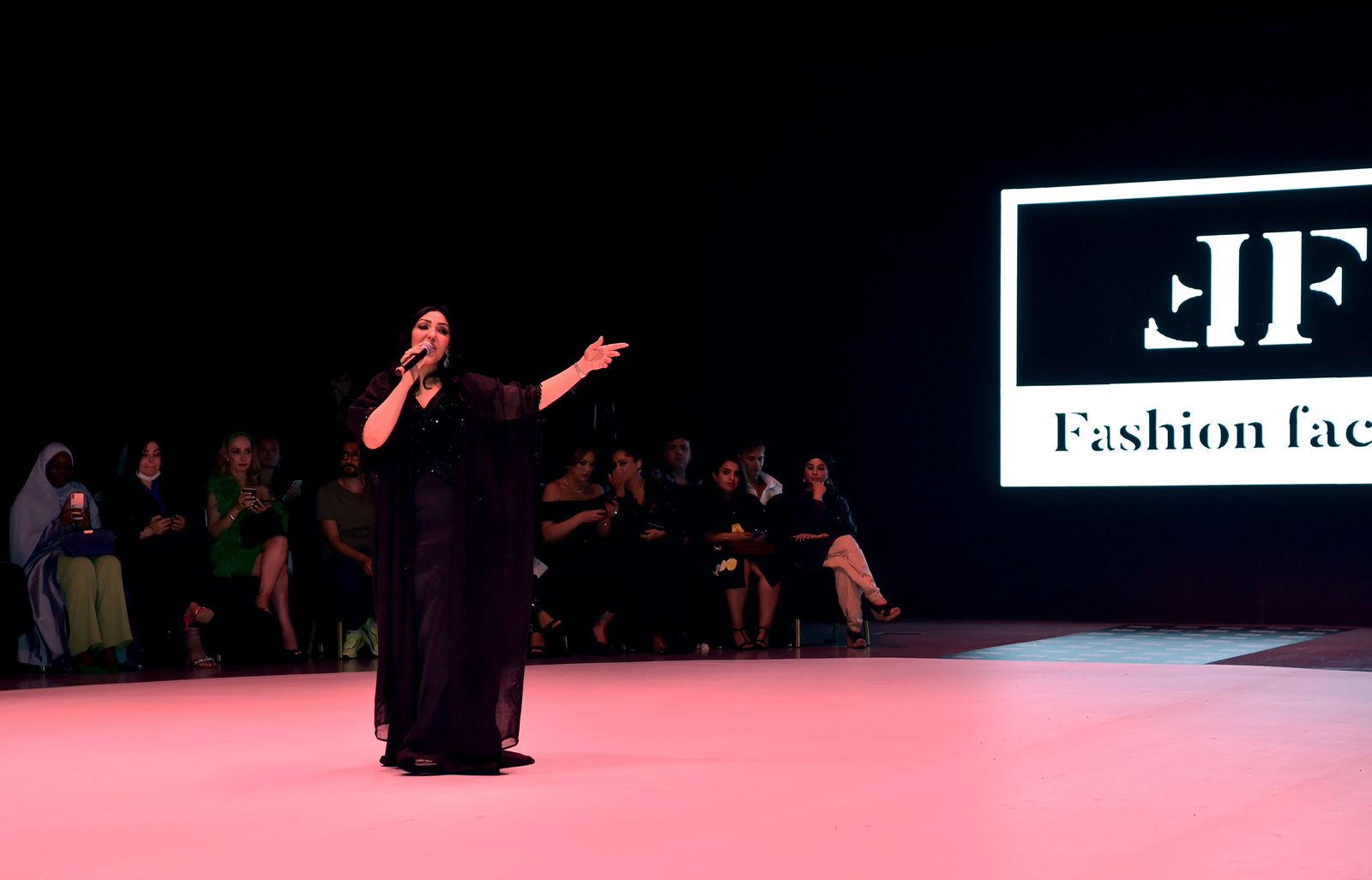 نادية المنصوري تعود وتغني "الجاز" في معرض "فاشن شو فاكتور 2022"