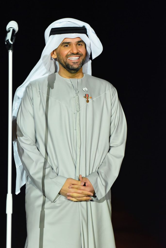 حسين الجسمي يحتفي بالعلاقات الإماراتية المصرية تحت سفح الأهرامات