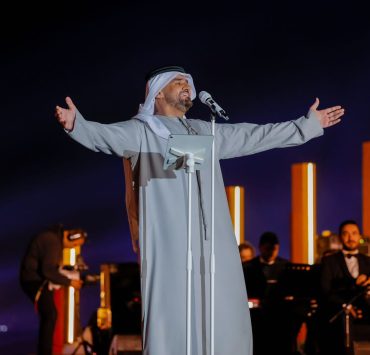 حسين الجسمي يحتفي بالعلاقات الإماراتية المصرية تحت سفح الأهرامات
