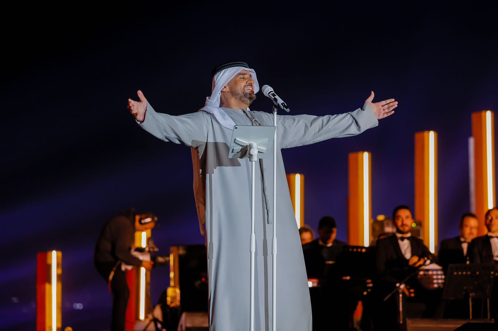 حسين الجسمي يحتفي بالعلاقات الإماراتية المصرية تحت سفح الأهرامات