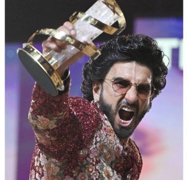 رانفير سينغ يجذب انتباه الحضور في مهرجان "مراكش" بإطلالة مغربية