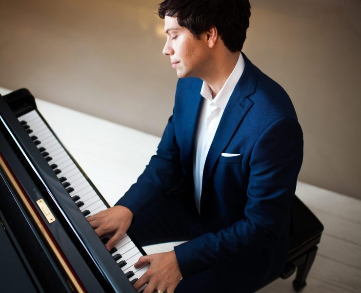 Steve Barakatt يُعبّر عن حبّه الكبير للبنان في معزوفة "Motherland"