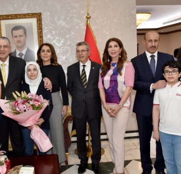 الطفلة السورية شام البكور مكرمة في دبي