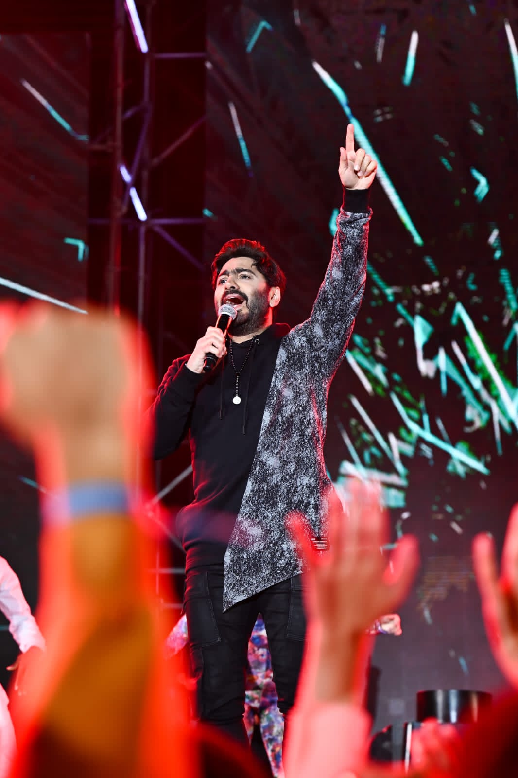 تامر حسني يتألق في حفل عالمي لطلاب "الأكاديمية البحرية" بالقاهرة الجديدة