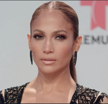 جينفر لوبيز تحذف منشوراتها وتضع صورة سوداء!