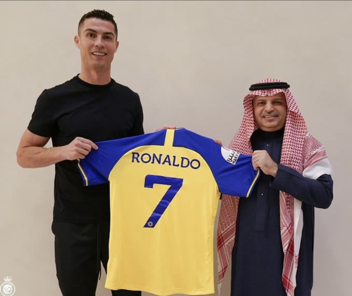 نادي النصر السعودي يضم رونالدو.. بعد فسخ عقده مع مانشستر