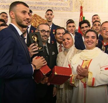 أسود الأطلس يصلون إلى المغرب والملك يستقبلهم برفقة أمهاتهم