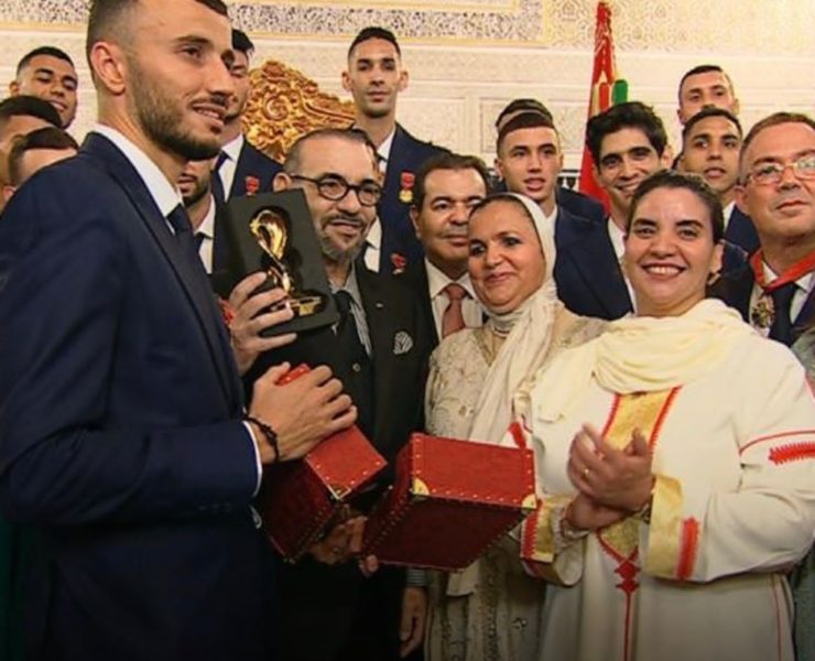 أسود الأطلس يصلون إلى المغرب والملك يستقبلهم برفقة أمهاتهم