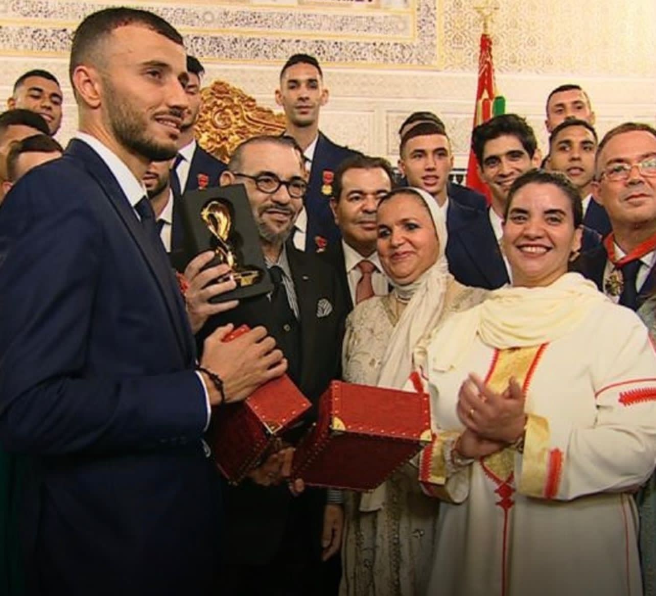 أسود الأطلس يصلون إلى المغرب والملك يستقبلهم برفقة أمهاتهم