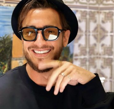 سعد لمجرد في مصر ويقبل يد فتاة صغيرة على المسرح