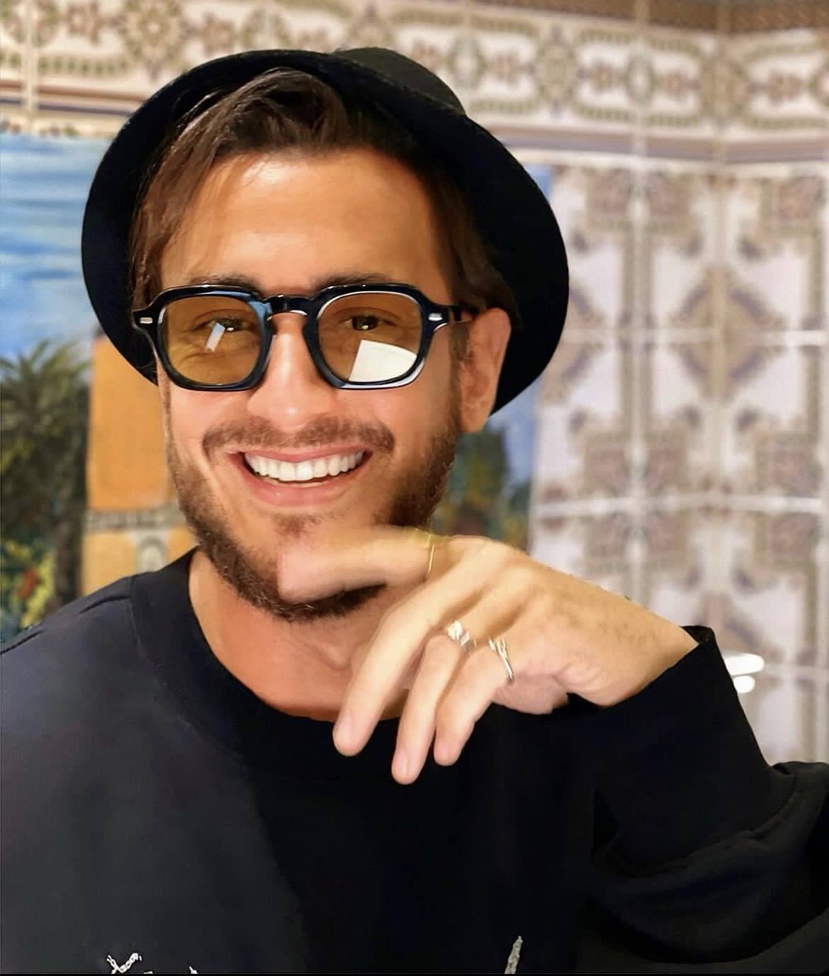 سعد لمجرد في مصر ويقبل يد فتاة صغيرة على المسرح