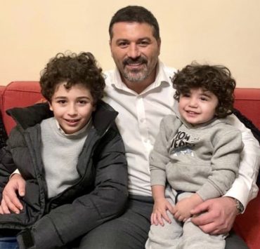 لأول مرة.. يزن السيد يجمع ولديه بصورة واحدة