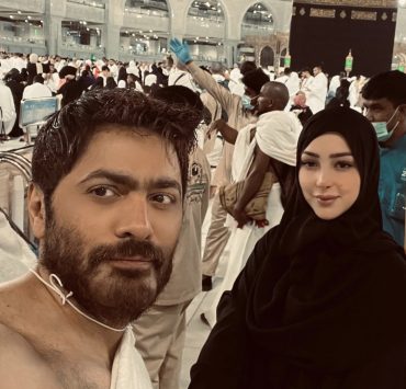 تامر حسني وزوجته بصور من أمام الكعبة