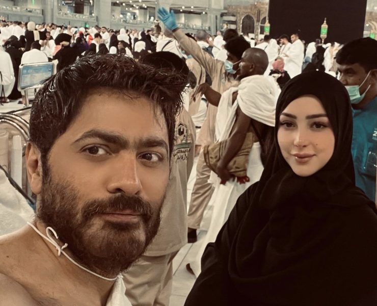 تامر حسني وزوجته بصور من أمام الكعبة