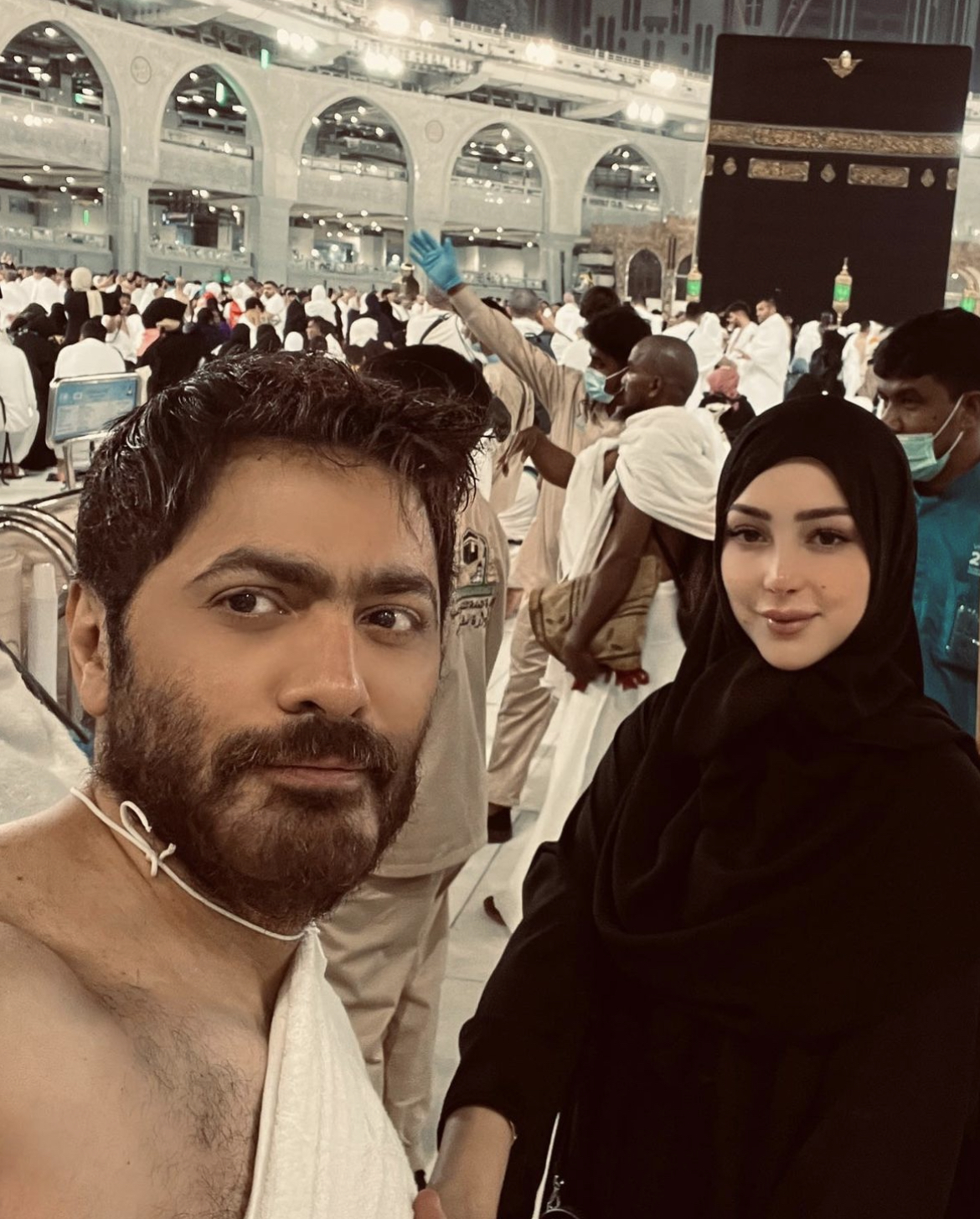 تامر حسني وزوجته بصور من أمام الكعبة