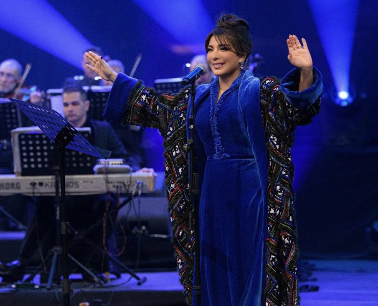 لماذا خلعت أصالة حذائها على مسرح مدينة العلا؟