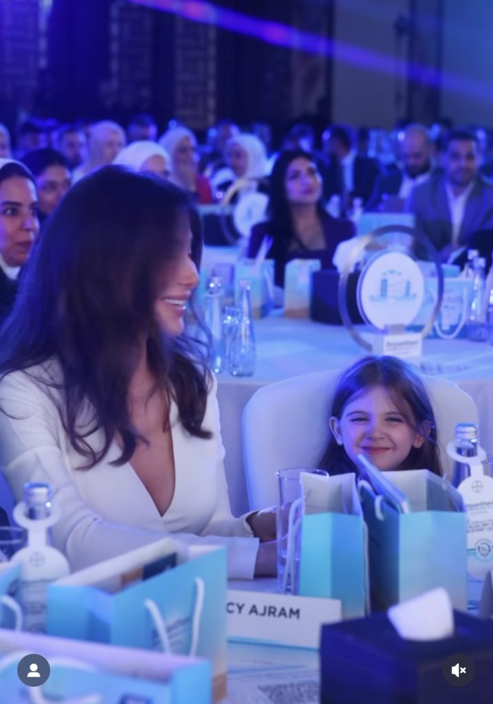 ابنه نانسي عجرم تخطف الأنظار بابتسامتها وعفويتها