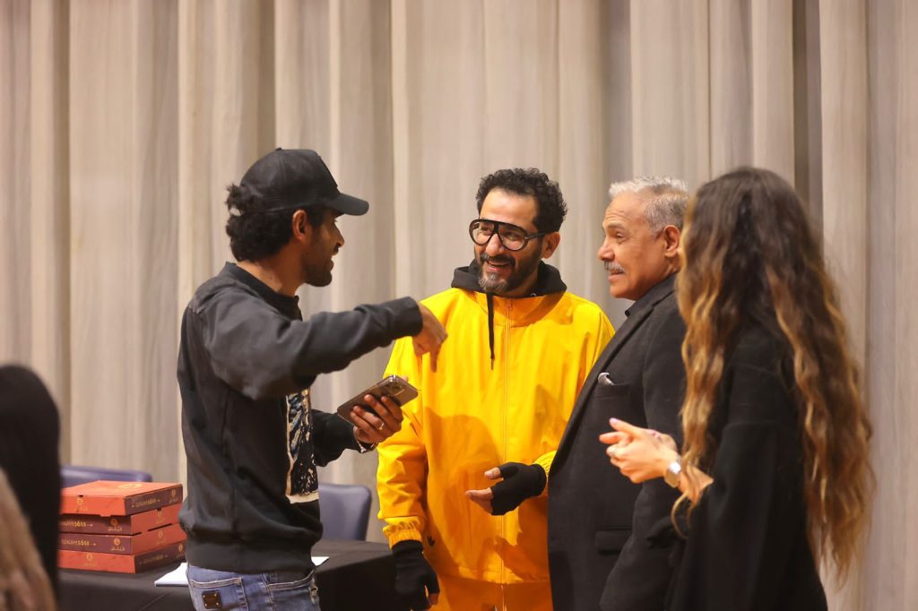 أحمد حلمي وصناع العمل المسرحي "ميمو" يواصلون البروفات