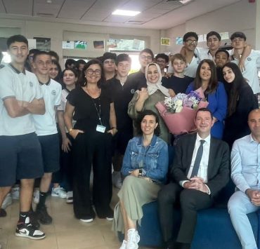 سهام الشعشاع تشجع طلاباً على اتقان اللغة العربية