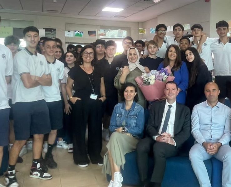 سهام الشعشاع تشجع طلاباً على اتقان اللغة العربية