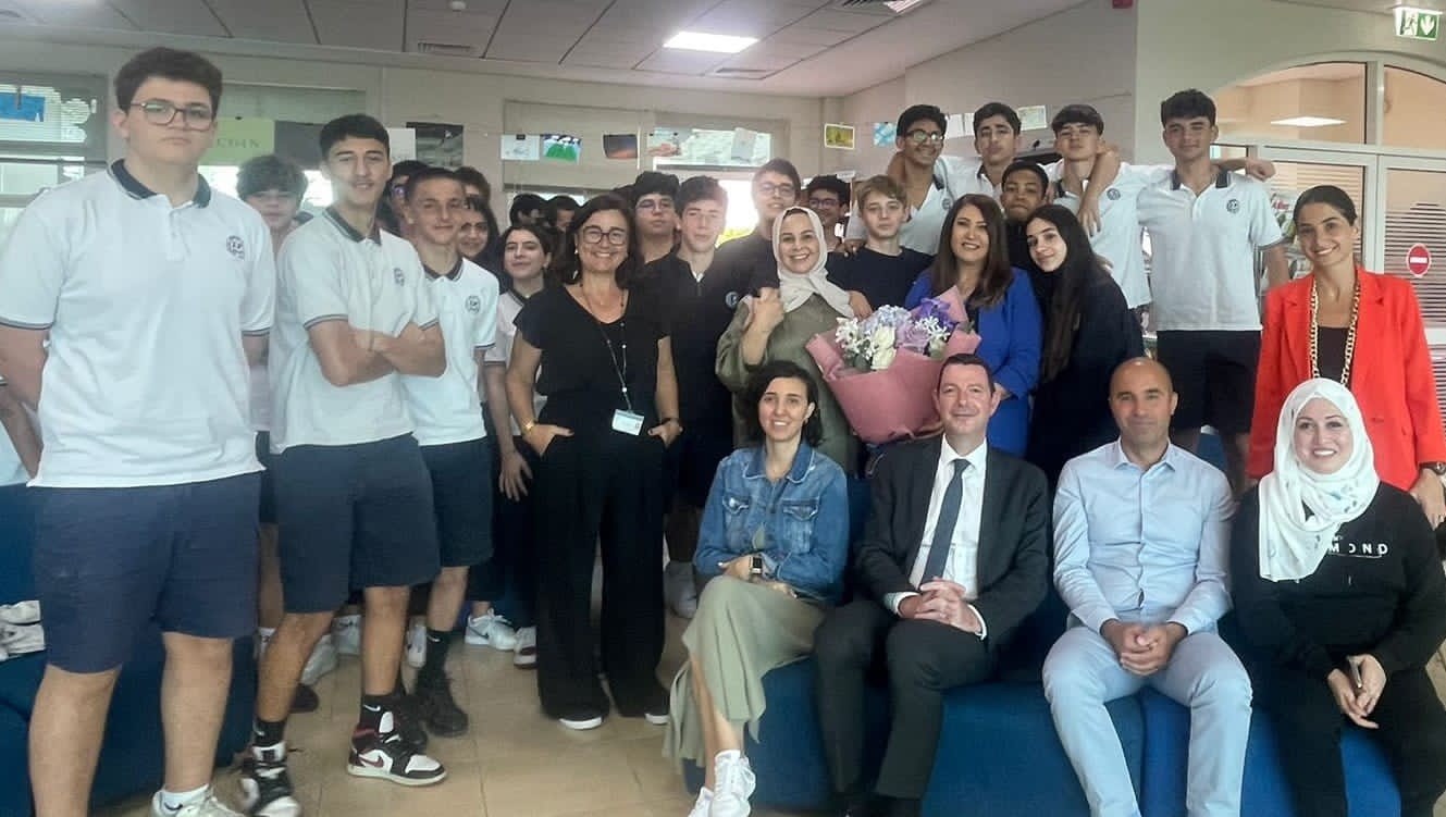 سهام الشعشاع تشجع طلاباً على اتقان اللغة العربية