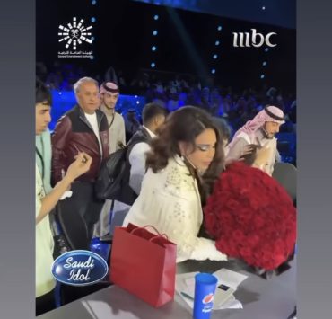 في كواليس "سعودي آيدول".. ماجد المهندس يقدم باقة ورد لأحلام
