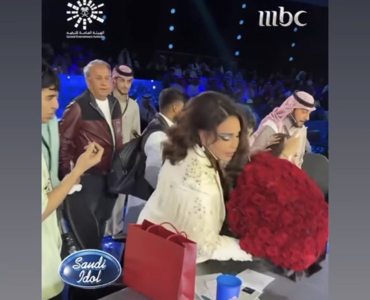 في كواليس "سعودي آيدول".. ماجد المهندس يقدم باقة ورد لأحلام