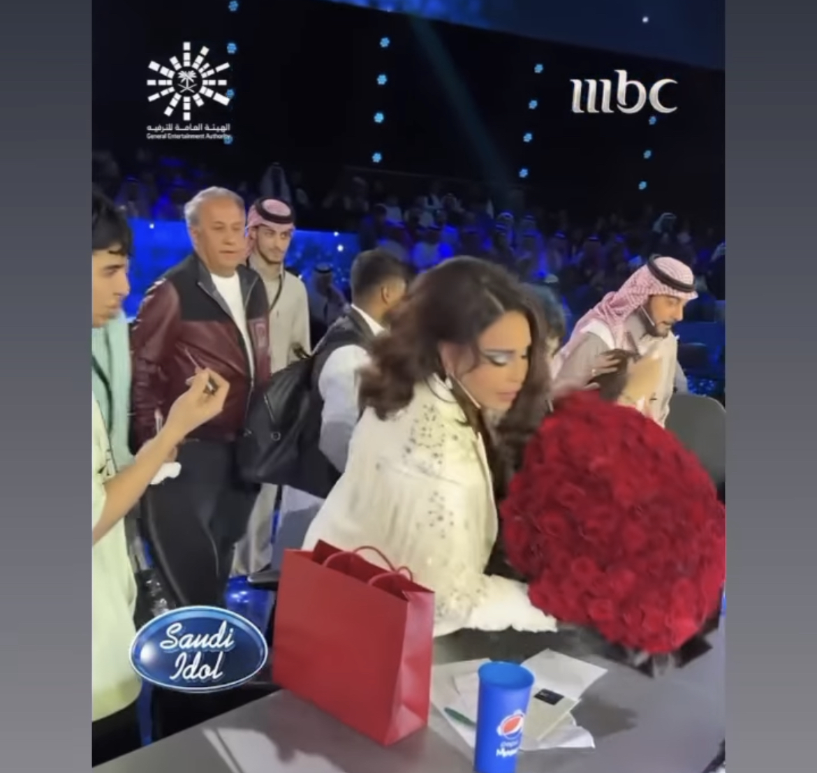 في كواليس "سعودي آيدول".. ماجد المهندس يقدم باقة ورد لأحلام