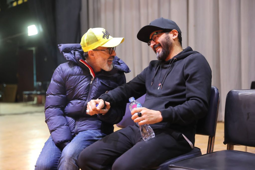 أحمد حلمي وصناع العمل المسرحي "ميمو" يواصلون البروفات