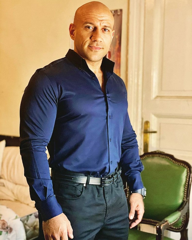 أحمد مكي يعلن فوزه في مسابقة "الحمام الزاجل"