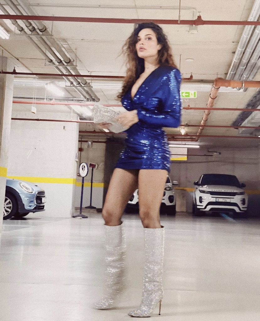 نادين نجيم بصور غير واضحة من كراج سيارات نادين نجيم بصور غير واضحة من كراج سيارات