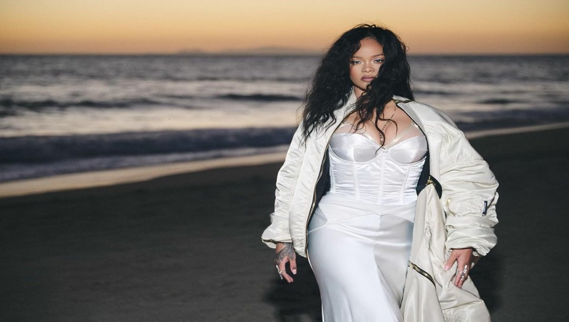 بعد أيام من اقتحام منزلها.. سيارة ريهانا الفارهة تتعرض للسرقة