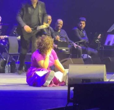 شيرين تتعرض للسقوط على مسرح "كوكا كولا ارينا" وتصرح: "أنا لو مِأمنة على رجلي حيدفعولي كام؟"
