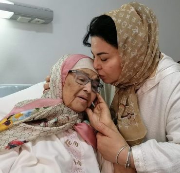 والدة لطيفة رأفت تتعرض لأزمة صحية والجمهور يتمنى لها الشفاء
