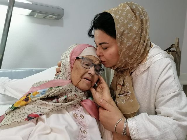 والدة لطيفة رأفت تتعرض لأزمة صحية والجمهور يتمنى لها الشفاء