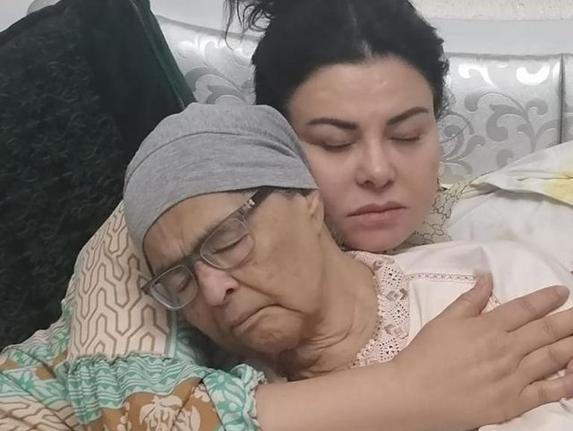 والدة لطيفة رأفت تتعرض لأزمة صحية والجمهور يتمنى لها الشفاء